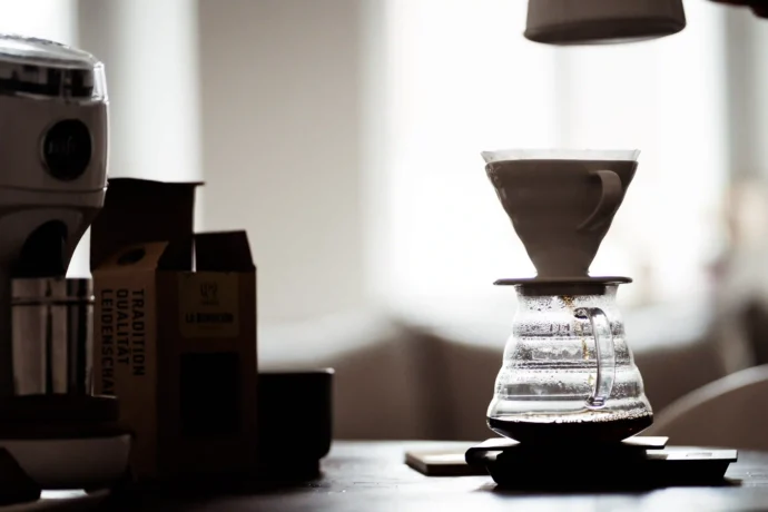 Frisch gebrühter Rehorik Filterkaffee aus einem V60 Filter
